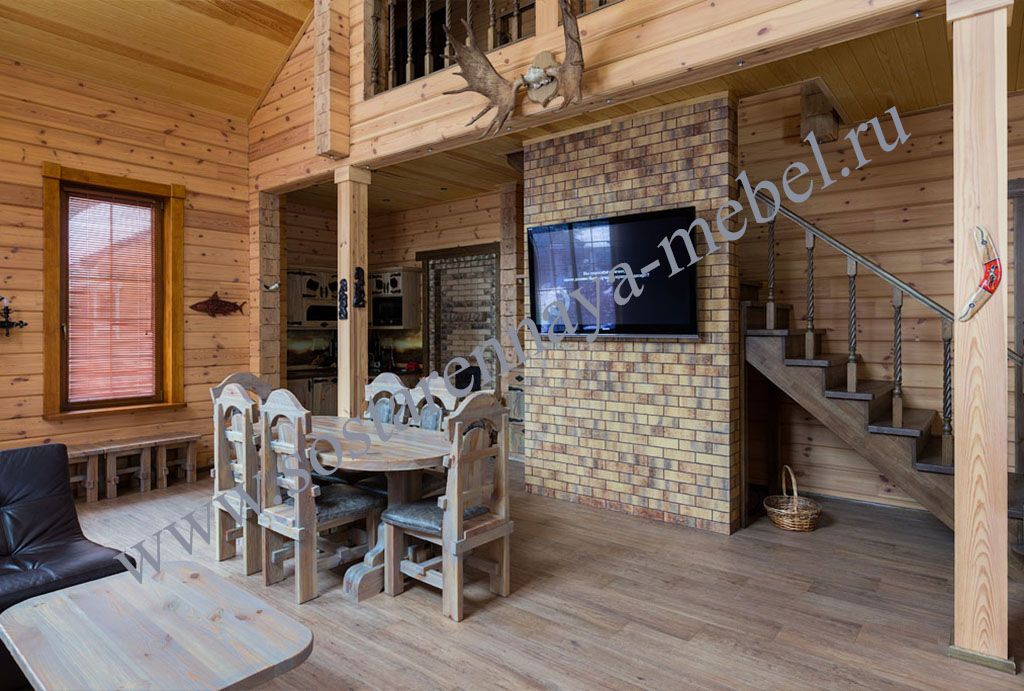 Интерьер дома с деревянной мебелью