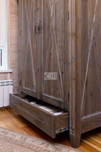 Шкаф в стиле кантри из массива сосны – фото