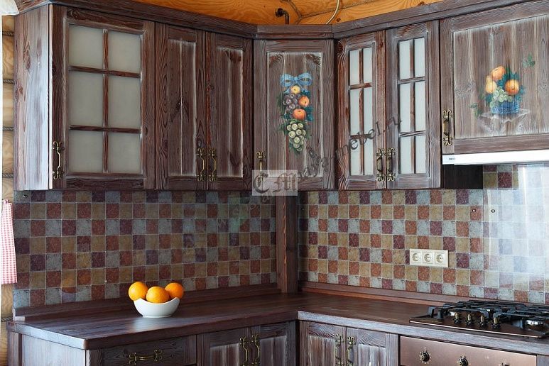 Кухня с росписью из массива дерева – фото