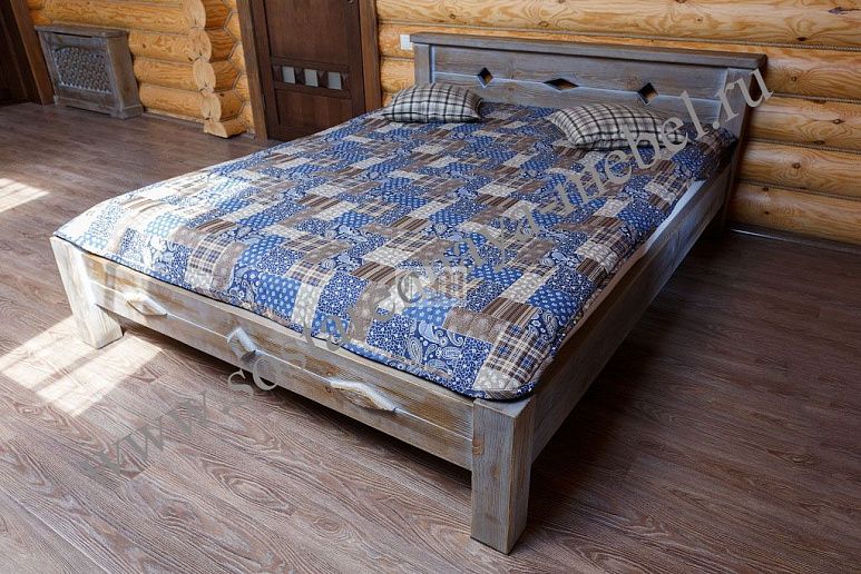 Состаренная кровать из массива дерева – фото