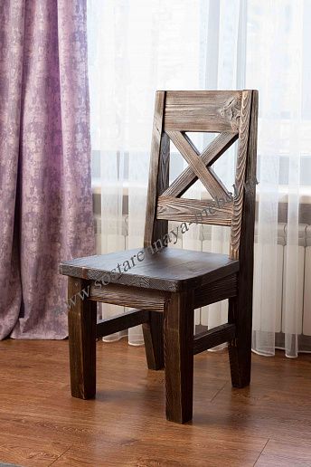 Состаренный стул из массива дерева – фото