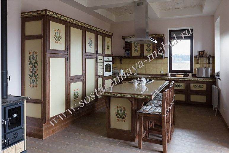 Кухня в русском стиле с ручной росписью фасадов – фото