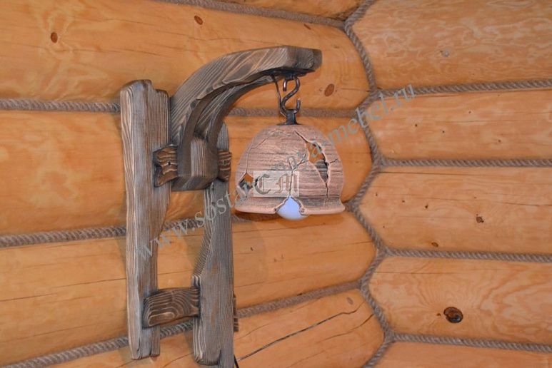 Светильник из дерева с глиняным плафоном – фото
