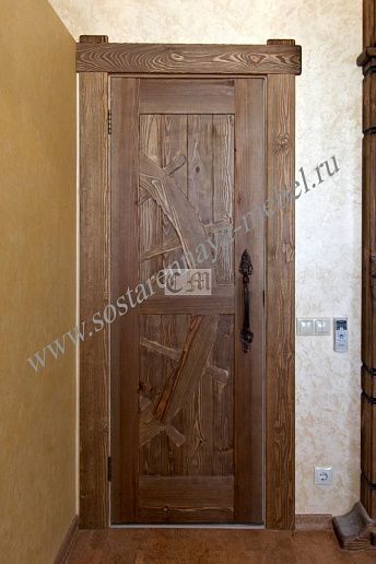 Дверь входная из состаренного дерева, ручная работа – фото